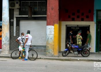 People on the street in Havana, after the city’s return to the epidemic phase. Photo: Otmaro Rodríguez.