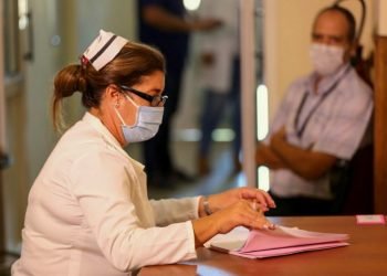 Volunteer registration process for trials of Cuban vaccine candidate. Photo: @FinlayInstituto/Twitter.