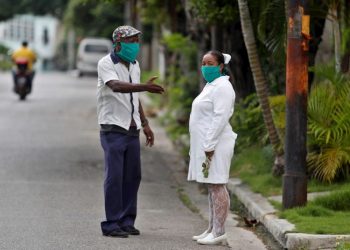 A man and a health worker, wearing masks, were registered this Thursday while talking on a street in Havana. Photo: EFE/Yander Zamora.