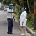 A man and a health worker, wearing masks, were registered this Thursday while talking on a street in Havana. Photo: EFE/Yander Zamora.