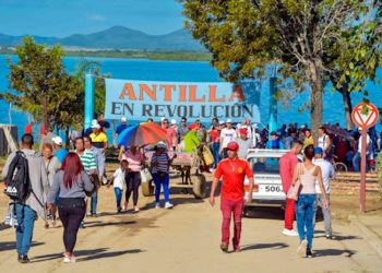 The municipal Defense Councils insisted on accelerating the disinfection of public spaces such as streets, workplaces and means of transportation through the use of hypochlorite. Photo: radioangulo.cu