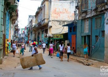 Havana, Ciego de Ávila, Matanzas, Artemisa, Sancti Spíritus, Camagüey and Holguín reported the new cases of COVID-19. Many people continue their normal lives, despite the COVID-19 outbreak warnings in Havana. Photo: Otmaro Rodríguez.