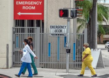 Health workers walk through the Health District in Miami, Florida, USA. Photo: Cristóbal Herrera-Ulashkevich/EFE/Archive.