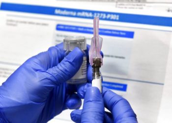 A nurse prepares a syringe as part of the study of a potential COVID-19 vaccine, developed by the U.S. National Institutes of Health and the Moderna Inc. pharmaceutical firm, in Binghamton, New York. Photo: Hans Pennink/AP/Archive.