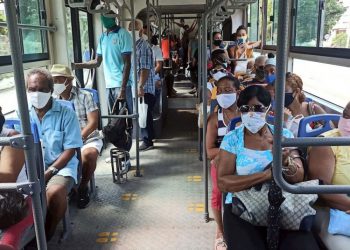 Dozens of people wear face masks on Monday while riding an urban transportation bus in Havana. Photo: Ernesto Mastrascusa/EFE.