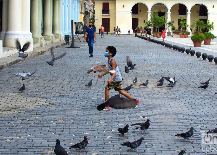 A boy plays in a square in Havana, during the post-COVID-19 de-escalation. Photo: Otmaro Rodríguez.