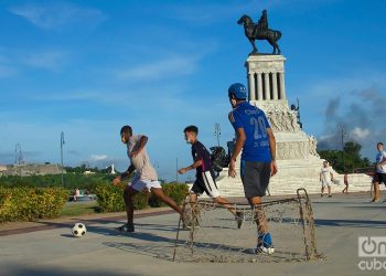 Young people play soccer in Máximo Gómez Park during the post-COVID-19 de-escalation in Havana. Photo: Otmaro Rodríguez.