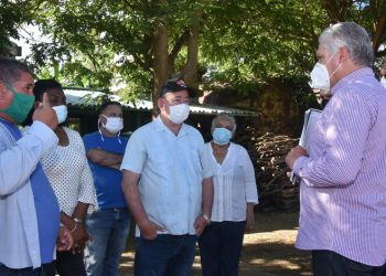 Cuban President Miguel Díaz-Canel (2-r) with authorities from Santiago de Cuba and workers from a comprehensive farm in that province, during a government tour of Santiago, the first during the post-COVID-19 de-escalation. Photo: ACN.