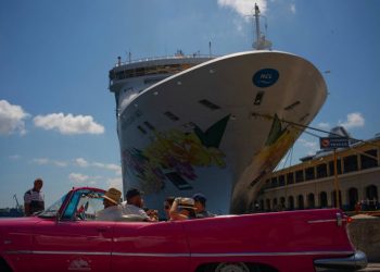 Tourists from the “Norwegian Sky” cruise ship tour the city in a classic American convertible in Havana, on Tuesday, June 4, 2019. Photo: Ramon Espinosa/AP/Archive.