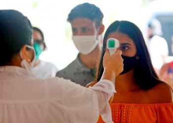 A health worker takes the temperature of visitors at the Meliá Sol Palmeras Hotel in Varadero (Cuba). Photo: Yander Zamora/EFE/Archive.