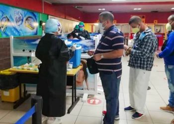 The PCR test is applied at José Martí airport to travelers arriving in Cuba. The operation took between 30 and 35 seconds on average for each person seen to. Photo: Luis Carlos Gongora/Facebook/Archive.