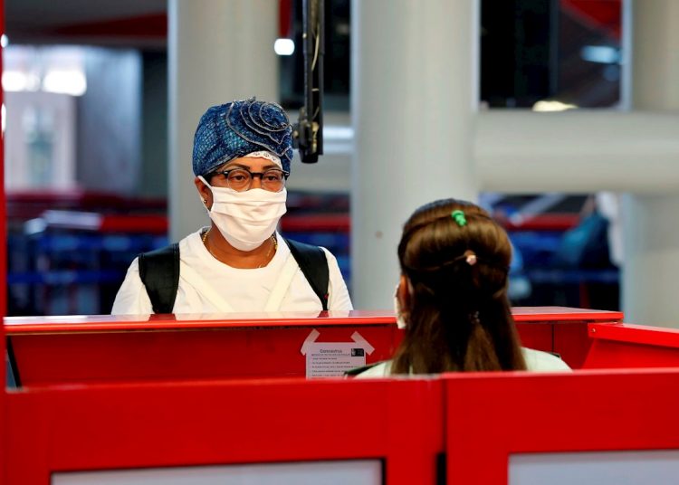 A person passes immigration control at José Martí International Airport in Havana. Photo: Ernesto Mastrascusa/EFE/Archive.