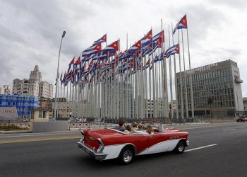 Cuban flags fly from the so-called anti-imperialist tribune, in front of the building of the United States embassy in Havana. Photo: Jorge Luis Baños/IPS Archive.