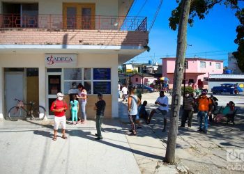 Several people queue to change money at a CADECA exchange office. Photo: Otmaro
Rodríguez.