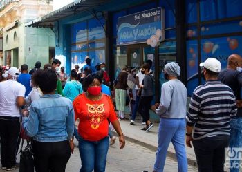 People in Obispo Street in Havana. Photo: Otmaro Rodríguez.