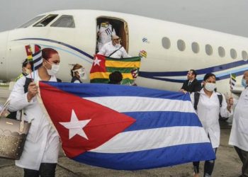 Cuban doctors who fought the coronavirus pandemic in Togo. Photo: CubaMINREX/Twitter.