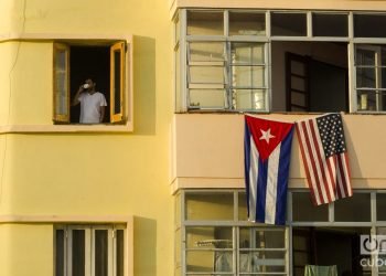 Building adjacent to the U.S. embassy in Havana, photo taken on the day of the inauguration ceremony on August 14, 2015. Photo: Alain Gutiérrez