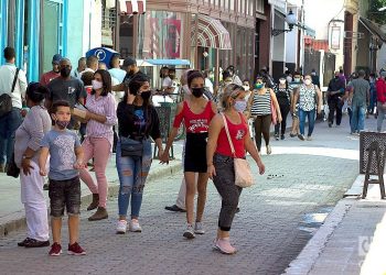 People on the street, during the outbreak of COVID-19 in Havana, in January 2021. Photo: Otmaro Rodríguez.