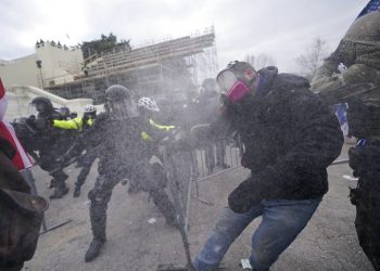 Supporters of Donald Trump seek to forcibly cross a police fence surrounding the Capitol in Washington, Wednesday, January 6, 2021. Photo: Julio Cortez/AP.