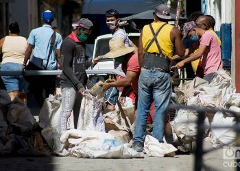 Men working during the outbreak of COVID-19 in Havana, in January 2021. Photo: Otmaro Rodríguez.