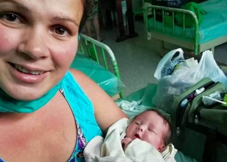 Maidi and her baby Helen, in the first mother-daughter encounter. Photo: Minoska Cadalso/Cubadebate.