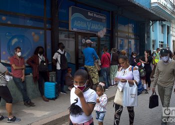 People in the Obispo street, in Havana. Photo: Otmaro Rodríguez.