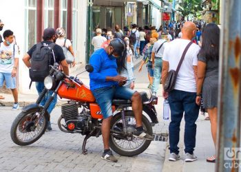 After several days of a downward trend, Cuba once again lingered at around 800 autochthonous COVID-19 cases. Photo: Otmaro Rodríguez.