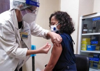 Dr. Tays Hernández, a researcher at the Center for Molecular Immunology, participates as a volunteer in the study with Soberana 02. Photo: @centro_cim/Twitter.