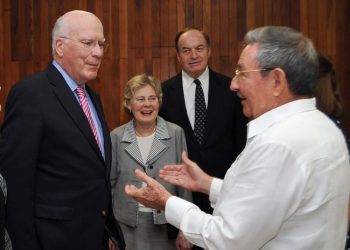 Senator Patrick Leahy, a Democrat from Vermont, talks with then-Cuban President Raúl Castro during a visit to Havana. Photo: Granma/AP/Pool.