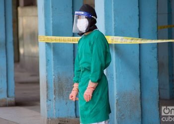 A health worker in an area isolated due to COVID-19 in Havana. Photo: Otmaro Rodríguez.