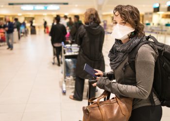 The use of masks continues to be mandatory during travel by Americans, even those who have been fully vaccinated against COVID-19. Photo: Cedars Sinai/Archive.