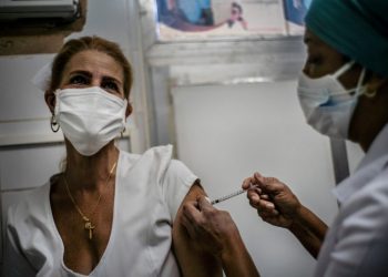 A nurse injects another nurse with a dose of the Soberana 02 COVID-19 vaccine candidate, as part of an intervention study with Cuban health personnel, at the Vedado Teaching Polyclinic, in Havana. Photo: Ramón Espinosa/AP/POOL.