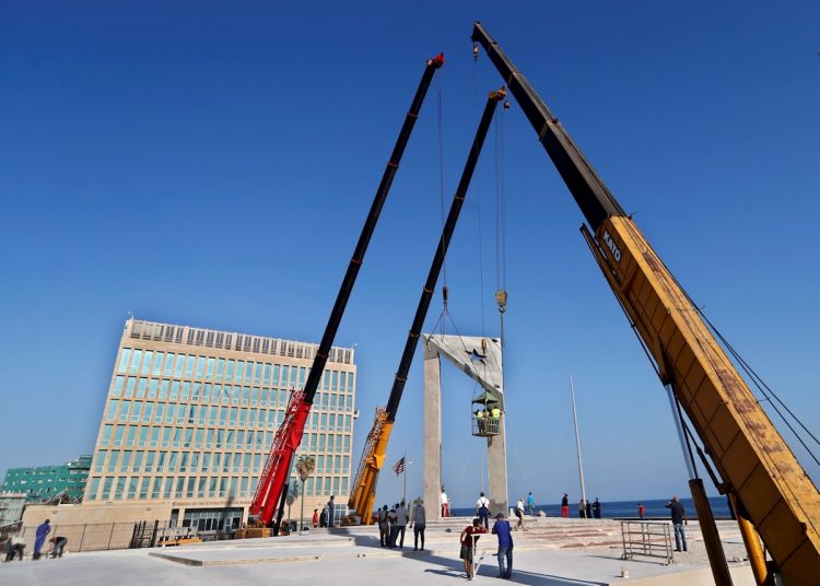 Concrete flag being placed at the Anti-imperialist Tribune in Havana, in front of the U.S. embassy in Cuba. Photo: EFE/Yander Zamora/Archive.