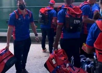 Arrival of the Cuban team at Miami International Airport. Photo: Joan Carlos González/Por la Goma.