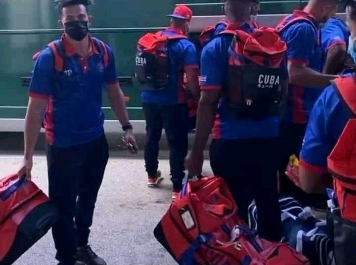 Arrival of the Cuban team at Miami International Airport. Photo: Joan Carlos González/Por la Goma.