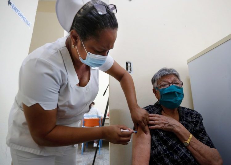 A nurse applies a dose of the Cuban COVID-19 vaccine to an elderly woman as part of a health intervention against the pandemic. Photo: Yander Zamora/Archive.