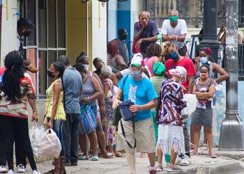 People in a queue to buy food in Havana Photo: Otmaro Rodríguez.