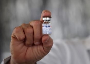 In the image, a sample of the Cuban Soberana 02 vaccine. Photo: Ernesto Mastrascusa/EFE/Archive.