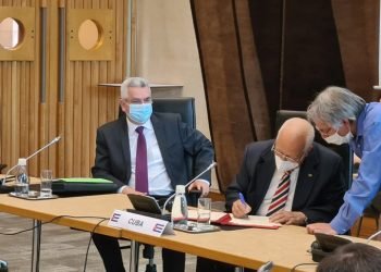 Cuban Deputy Prime Minister Ricardo Cabrisas (2-r) signs the agreement to renegotiate the island’s debt with the Paris Club. Photo: @EmbaCubaFrancia/Twitter.