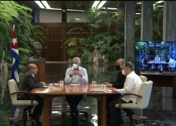 President Migual Díaz-Canel (c), together with the Prime Minister and the Minister of Economy of Cuba (both on the right) during the television program Mesa Redonda on July 14, 2021 in which new measures taken by the Cuban government were announced. Photo: Mesa Redonda/Twitter.