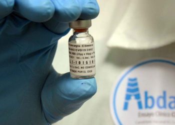 A nurse injects a woman in Havana with the Cuban Abdala COVID-19 vaccine candidate. Photo: Otmaro Rodríguez.