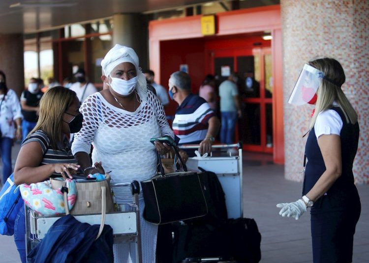 Travelers at Havana’s José Martí airport. Photo: Yander Zamora/EFE/Archive.