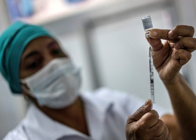 A nurse prepares a dose of the Soberana 02 COVID-19 vaccine candidate, at the Vedado Teaching Polyclinic, in Havana. Photo: Ramón Espinosa/AP/Archive.