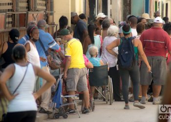 Buying chicken in national currency. Photo: Otmaro Rodríguez.