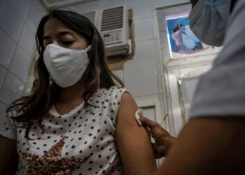 A nurse applies the Cuban Soberana 02 vaccine to a health worker, as part of a study in a polyclinic in Havana (Cuba). Photo: Ramón Espinosa/EFE/Archive.