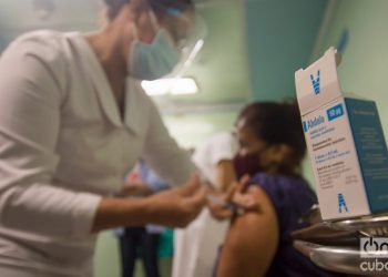 A nurse injects a woman in Havana with the Cuban Abdala COVID-19 vaccine candidate. Photo: Otmaro Rodríguez/OnCuba Archive.