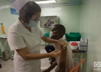 Vaccination with the Abdala COVID drug in Cienfuegos, Cuba. Photo: Otmaro Rodríguez/OnCuba Archive.