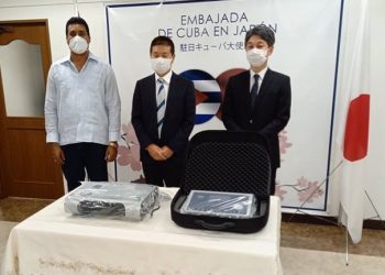 INDER’s first vice president, Raúl Fornés (left), together with directors of the Japanese company Techno Link, which made a donation of two equipments for the rehabilitation of Cuban athletes. Photo: Agencia Cubana de Noticias news agency.