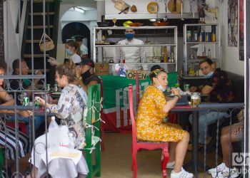 People in a private restaurant in Havana during the de-escalation at the end of 2020. Photo: Otmaro Rodríguez/OnCuba Archive.