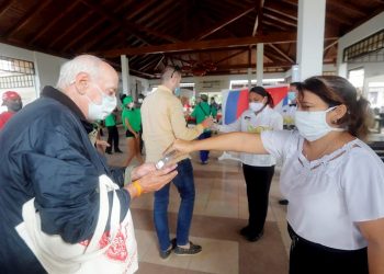 Tourism workers offer disinfectant gel to visitors who arrive at a hotel in Cayo Coco, Cuba, in December 2020. Photo: Ernesto Mastrascusa/EFE/Archive.